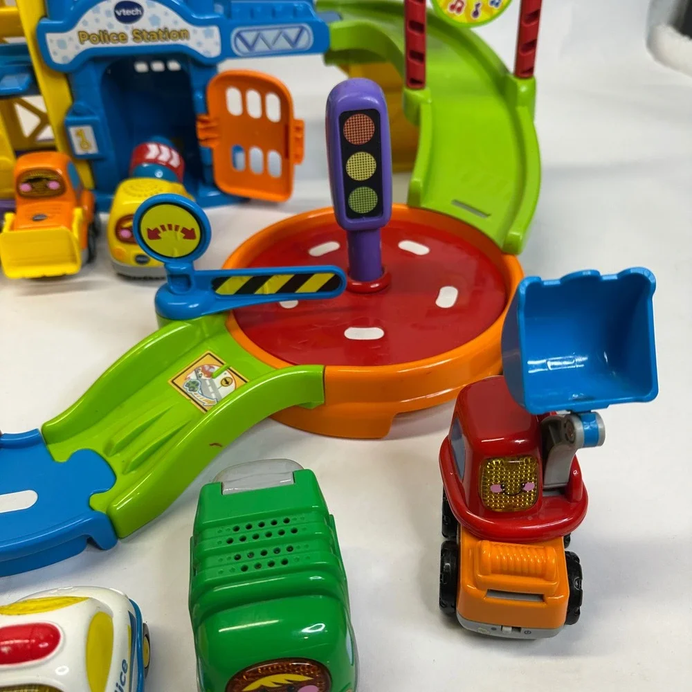 VTech Go Go Smart Wheels Police Station Playset with 6 Vehicles and Tracks